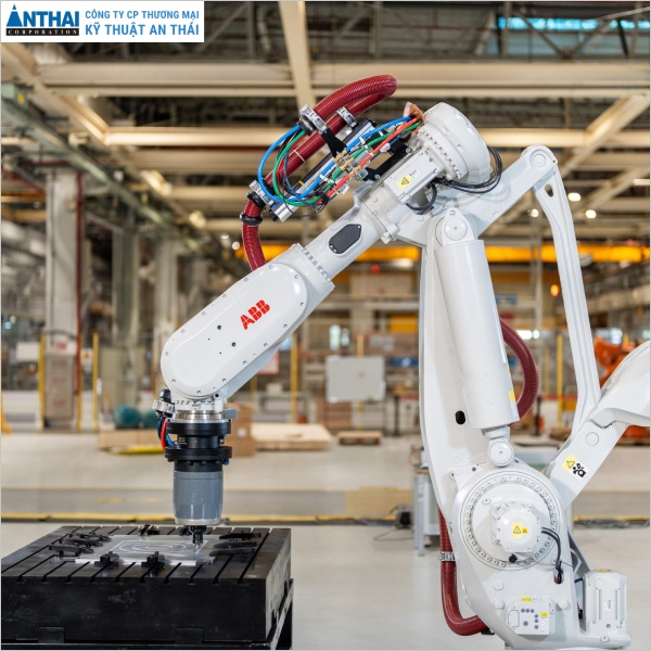 Robot công nghiệp ABB gồm bộ điều khiển và cánh tay robot