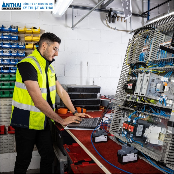 Bộ lập trình cung cấp tính linh hoạt cao giúp giảm thiểu chi phí và tối ưu hóa năng suất sản xuất trong thời gian ngắn
