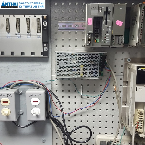 Bộ lập trình PLC được sử dụng để điều khiển máy móc tự động