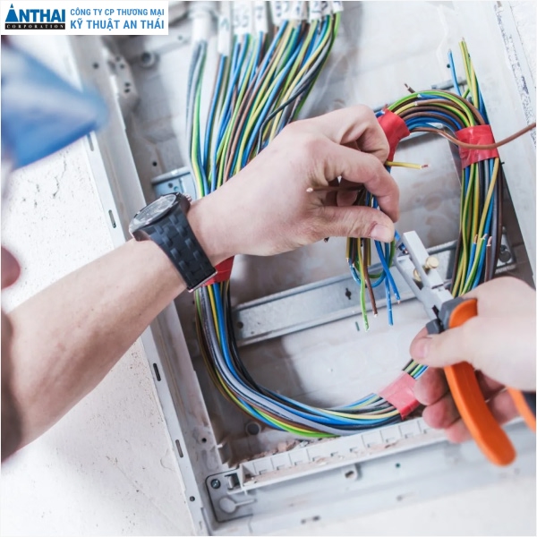 Lắp đặt cầu dao giúp hệ thống hoạt động ổn định và đảm bảo an toàn
